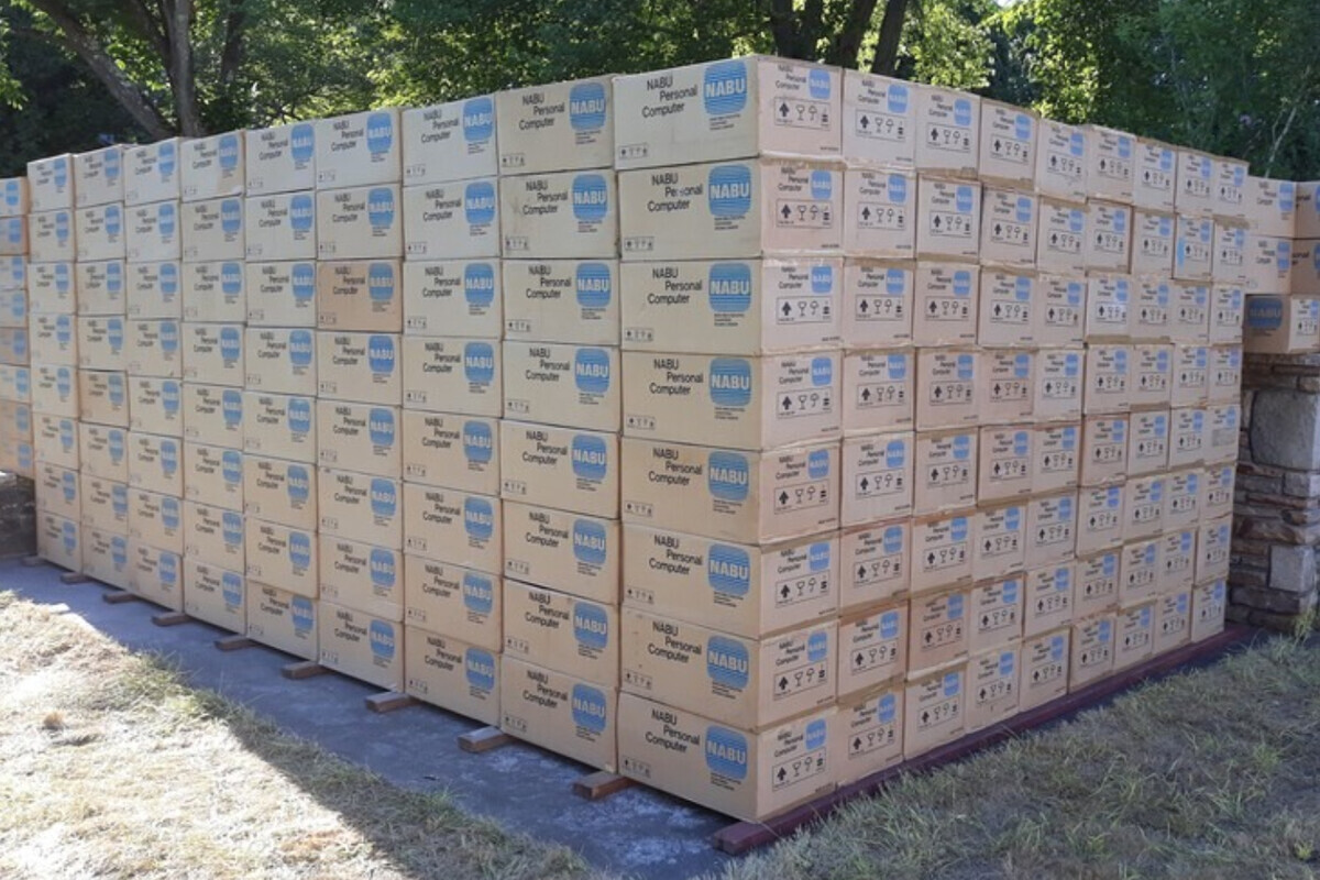 Abandonados durante más de dos décadas, estos ordenadores dormían en este lugar aislado, acumulando polvo y nostalgia, pero conservando intacto su potencial histórico y tecnológico.