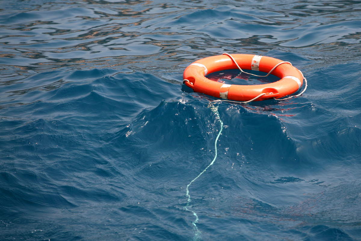 Un transeúnte en moto acuática se acercó rápidamente. Rescató al fugitivo y lo remolcó hasta la orilla.