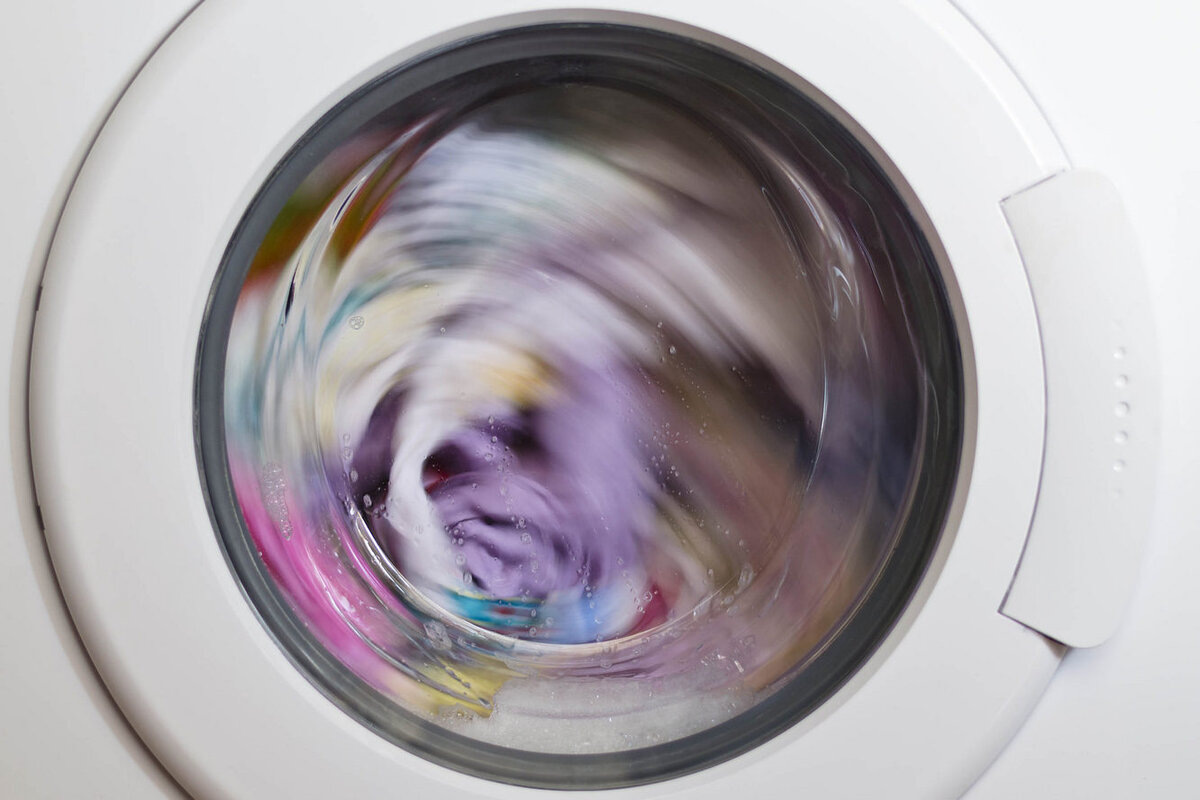 El principio es sencillo: la máquina hace girar la ropa a alta velocidad gracias a la fuerza centrífuga.