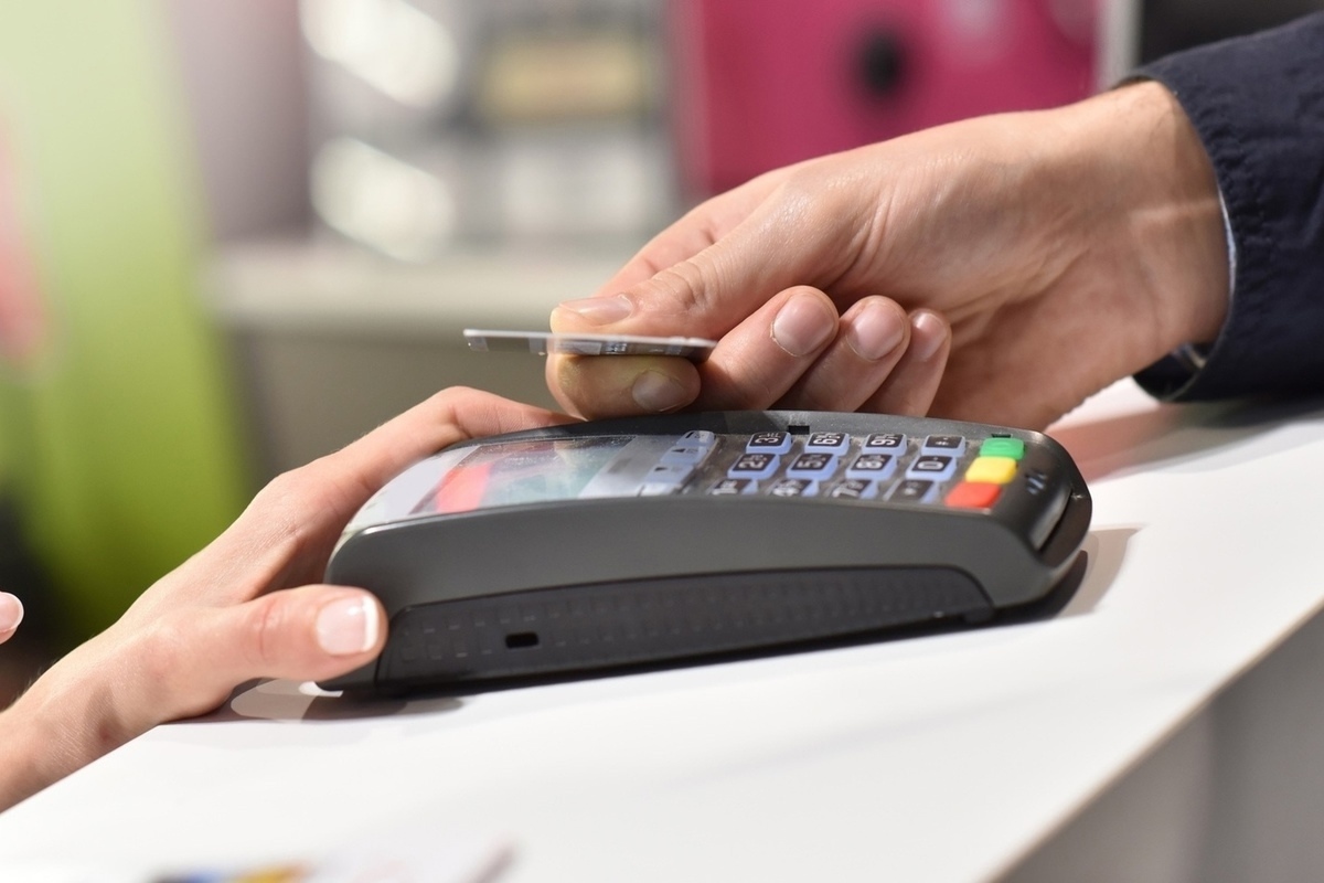 Pagar con tarjeta bancaria empuja a los consumidores a gastar más que con efectivo, según un metaanálisis de 71 estudios realizados por investigadores australianos
