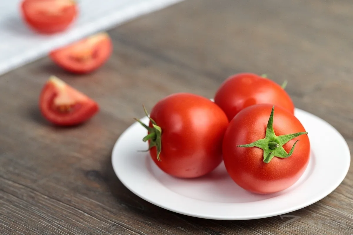De lo contrario, proteja sus tomates al aire libre.